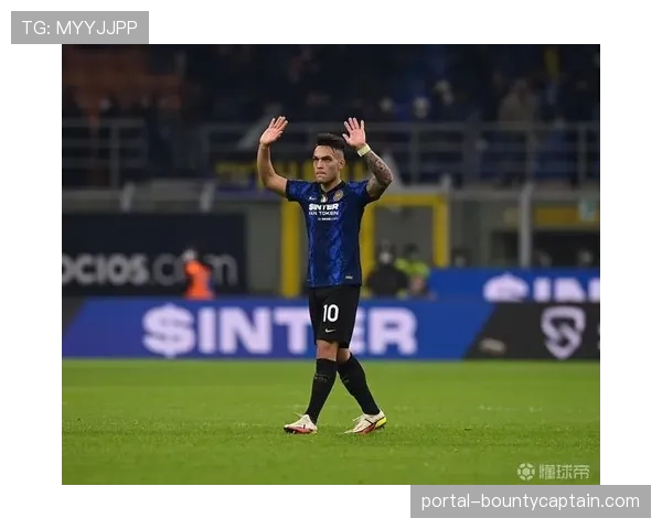 特写镜头：错失空门后，萨索洛年轻前锋掩面跪地久久不起